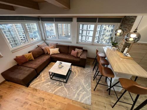 茲拉蒂博爾的住宿－M apartments Zlatibor，客厅配有沙发和桌子