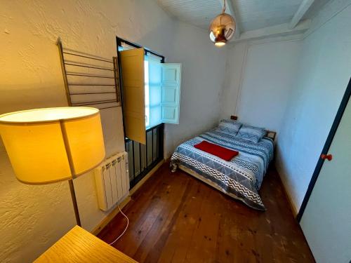 - une petite chambre avec un lit dans l'établissement Loft Borines, à Borines