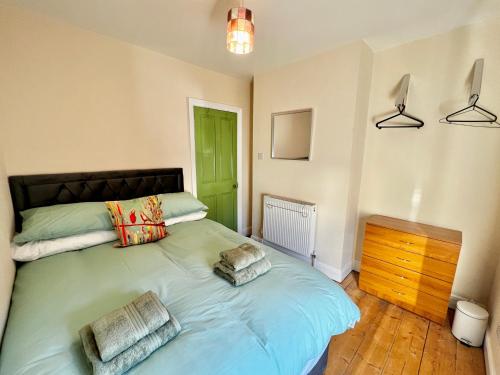 sypialnia z 2 łóżkami pojedynczymi i drewnianą podłogą w obiekcie St Nicholas Street w mieście Lincoln