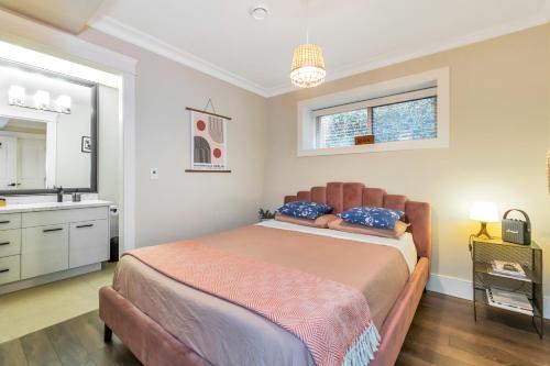 1 dormitorio con 1 cama grande y lavamanos en Boutique en Vancouver