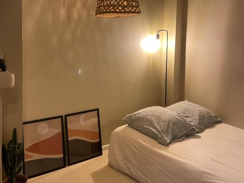 Posteľ alebo postele v izbe v ubytovaní « SAHARA » déco désert, cœur de ville de Toulon