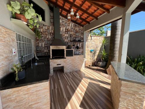 patio trasero con chimenea y cocina en casa luz, en Foz do Iguaçu