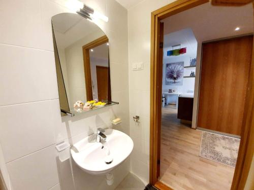 bagno con lavandino e specchio di Kasekodu apartament a Laagri