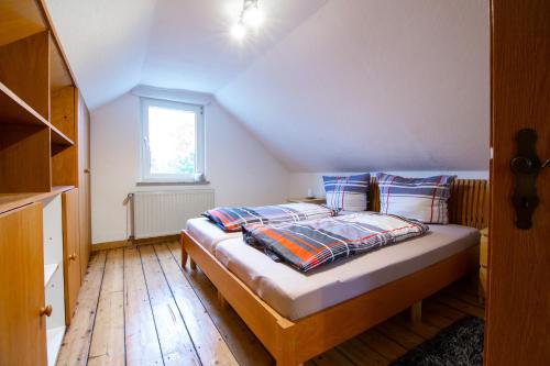 ein Schlafzimmer mit einem Bett im Dachgeschoss in der Unterkunft Ferienwohnung Alstaden in Oberhausen