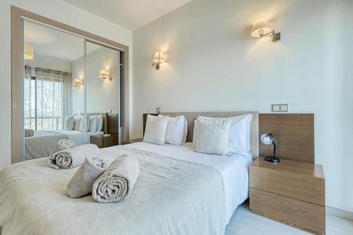 Giường trong phòng chung tại Two Bed Apartment in Albur Village, Alvor 2G