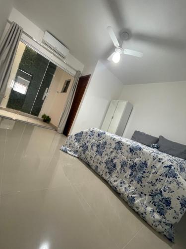 um quarto com uma cama e uma almofada no chão em RM hospedagem em Cabo Frio