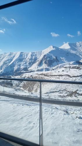 アパートメントから撮影された、または一般的な山の景色