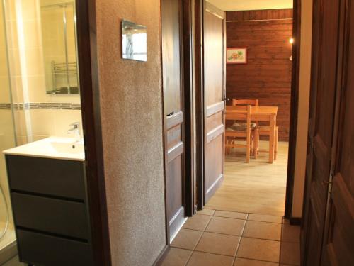 シャテルにあるAppartement Châtel, 2 pièces, 4 personnes - FR-1-200-268のバスルーム(シンク付)、ダイニングルームへ続くドアが備わります。