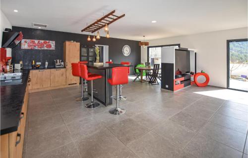 - une cuisine avec des chaises rouges et une table dans une chambre dans l'établissement Awesome Home In Propiac With Wifi, à Propiac