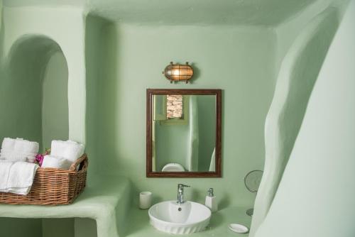 a bathroom with a sink and a mirror at Kontseta in Mérikhas