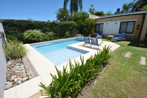 una piscina con due sedie in un cortile di Habitación de huéspedes con entrada independiente a Concordia