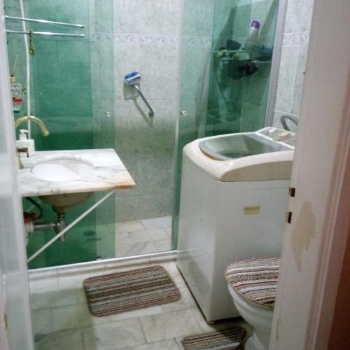 Koupelna v ubytování quarto pr até, 2 pessoas quarto não é suite, quarto só para dormir, banheiro compartilhado, com a dona d apto quarto com chave Obs não é apto inteiro