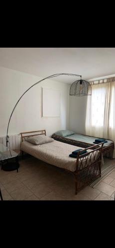 - une chambre avec un grand lit surmonté d'une arche dans l'établissement Le Kerioubet - B&B au cœur du Pays d’Auge, à Saint-Martin-de-la-Lieue