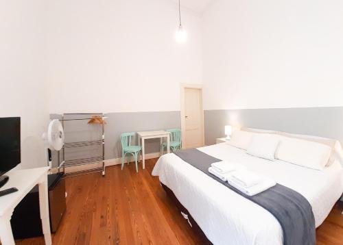 Postel nebo postele na pokoji v ubytování LOPEZ Hostel & Suites