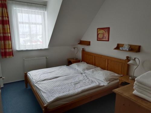 een slaapkamer met een bed en een raam bij SKI Roky Apartment 412 in Rokytnice nad Jizerou