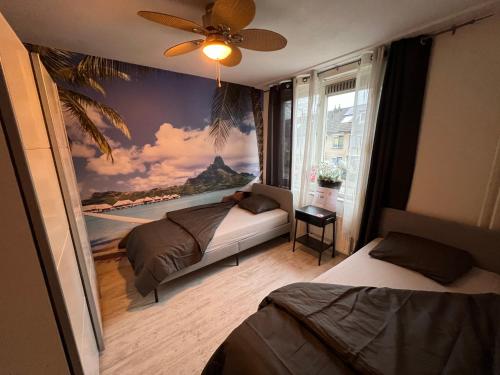 een slaapkamer met 2 bedden en een schilderij aan de muur bij Rotterdam Luxury House in Rotterdam