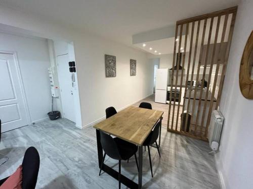 une salle à manger avec une table et des chaises en bois dans l'établissement LeRelaisdOdile - Grand T4 Spacieux & Lumineux, à Cambrai