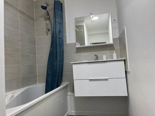Kúpeľňa v ubytovaní LeRelaisdOdile - Grand T4 Spacieux & Lumineux