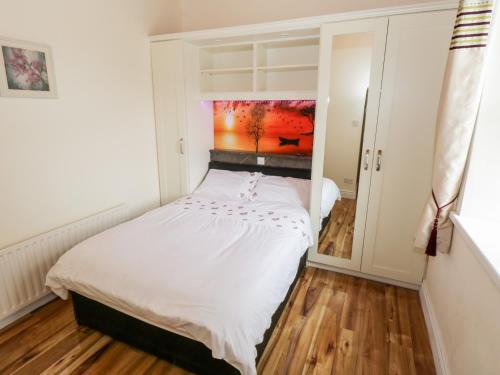 Cherry Tree Cottage tesisinde bir odada yatak veya yataklar
