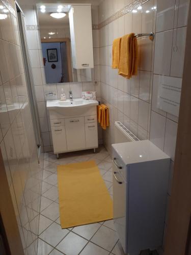 La salle de bains est pourvue d'un lavabo et d'un miroir. dans l'établissement Landhaus Tippl, à Aigen im Ennstal
