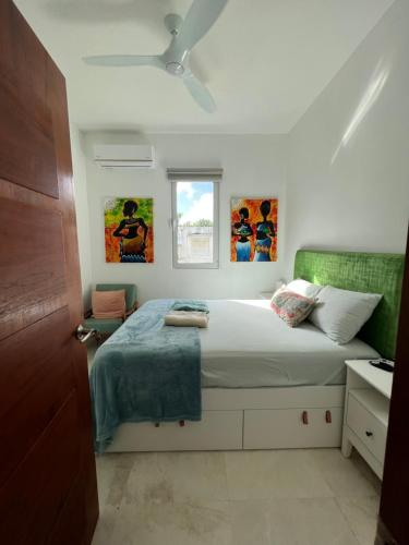 聖胡安的住宿－JOY，一间卧室设有一张床和一个窗口