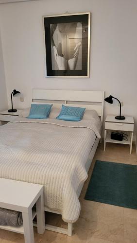 - une chambre avec un lit, 2 tables et 2 lampes dans l'établissement Judith Apartment-Lovely duplex in Benalmadena, à Benalmádena