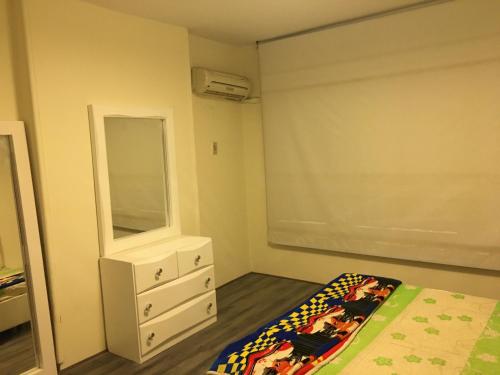 Tempat tidur dalam kamar di Furnished apartment for rent in Zamalek, Cairo