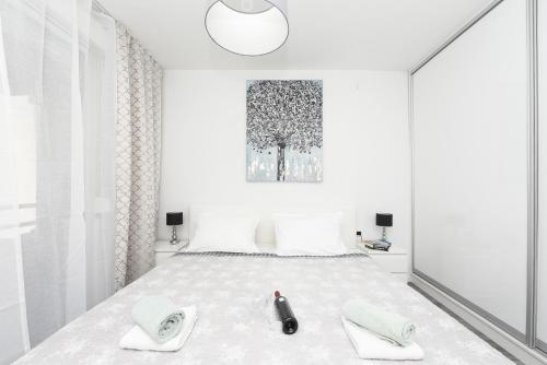 - une chambre blanche avec un lit et 2 chaussons dans l'établissement Apartment Teodora, à Zadar