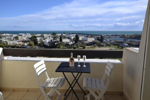 une table et des chaises sur un balcon avec vue dans l'établissement Studio Naturiste SUMMER Port Nature 656, au Cap d'Agde