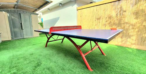 Stolní tenis v ubytování VILLA SHUNIT- וילה שונית by barak royal suites nebo okolí