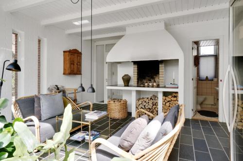 uma sala de estar com um sofá e uma lareira em Hotel Aahøj em Sæby