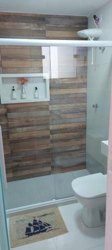 ein Badezimmer mit Toilette und Glasdusche in der Unterkunft Caribean's house in Arraial do Cabo