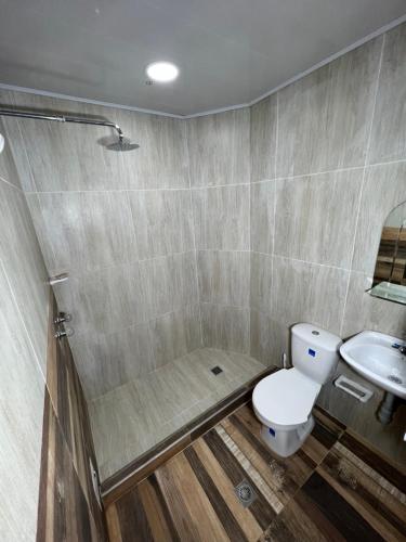 a bathroom with a toilet and a sink at Hotel Villa Isabella Esperanza de Tinjacá Boyacá in Tinjacá
