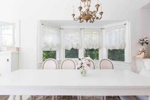 洛杉磯的住宿－Elegant White Cottage, Venice Beach, California，白色的用餐室配有白色的桌椅