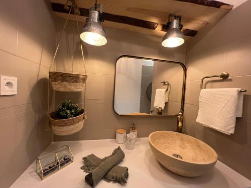 ein Badezimmer mit einem großen Waschbecken und einem Spiegel in der Unterkunft Centre-ville Nîmes gare TGV, arène... à porter de pieds in Nîmes