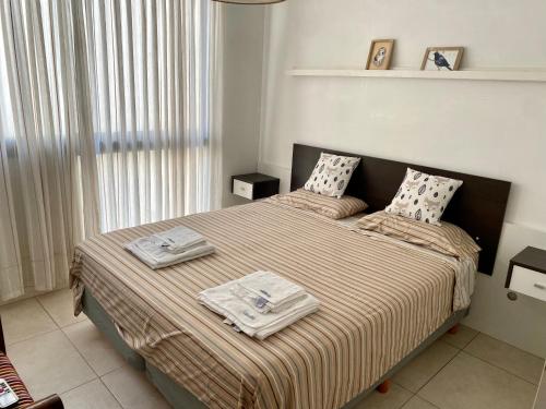 1 dormitorio con 1 cama con 2 toallas en Hermoso dpto.2 ambientes. Luminoso en Buenos Aires