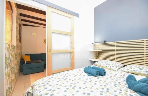 Les gîtes de Madline, Le petit Solidor في سان مالو: غرفة نوم يوجد عليها سرير وحشرة زرقاء