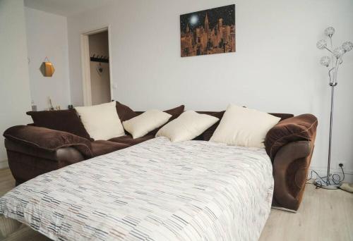 salon z kanapą i łóżkiem w obiekcie Le nid douillet w mieście Villemomble
