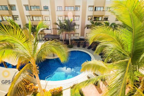 an overhead view of a hotel with palm trees and a swimming pool at Con alberca a 5 minutos de la playa by G P S rentas in Mazatlán