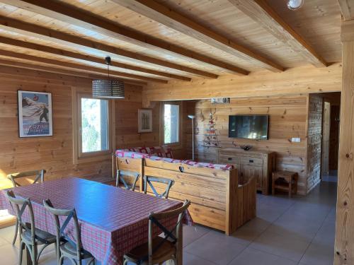 une salle à manger avec une table et des chaises dans l'établissement Les plagnettes, à Morzine