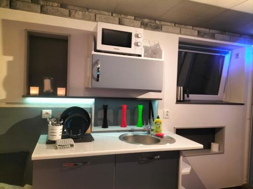 Virtuvė arba virtuvėlė apgyvendinimo įstaigoje 24h Gdynia Mini Apartamenty na kod dostępu & free parking & no keys