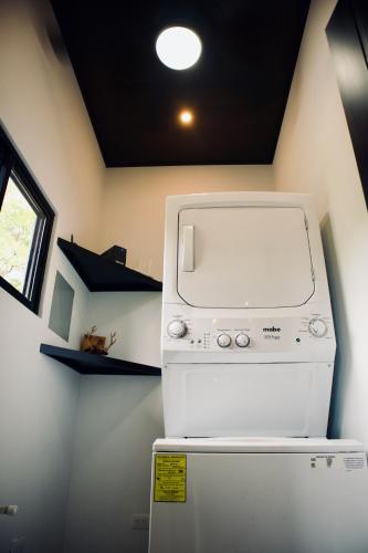 Una cocina o zona de cocina en Jungle Home with King Beds -5 Minutes from the Beach
