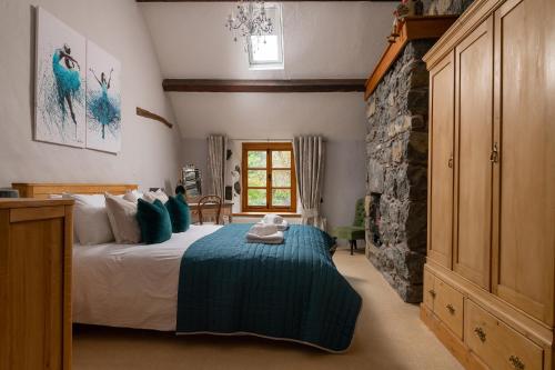 LlanforにあるYsgoldyの石壁のベッドルーム1室(ベッド1台付)