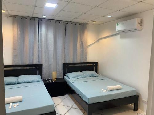 een kamer met 2 bedden in een kamer bij ROMY'S PLACE - ENTIRE 2ND FLOOR APARTMENT in Vigan