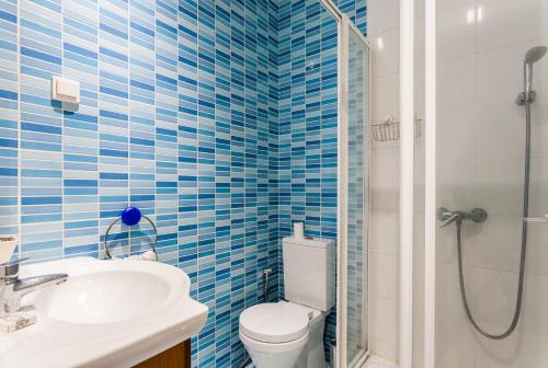een badkamer met een toilet, een wastafel en een douche bij Apartment Príncipe Real Area in Lissabon