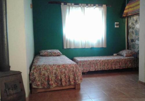 1 Schlafzimmer mit 2 Betten und einem Fenster in der Unterkunft Casa-monte in San Marcos Sierras