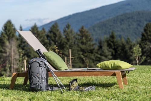 einen Rucksack und ein Bett mit einem Kissen und einem Rucksack in der Unterkunft Hoferhof in Meransen