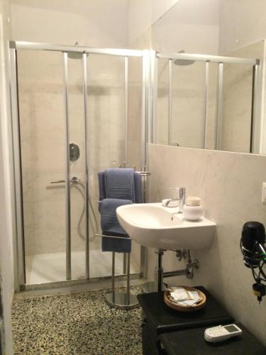 bagno con doccia, lavandino e doccia di L'angolo di Zia Anna a Montefalco