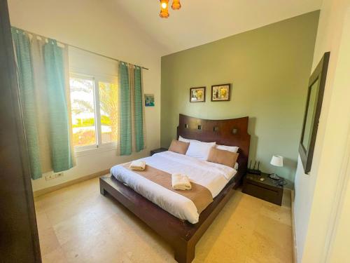 ein Schlafzimmer mit einem Bett mit zwei Handtüchern darauf in der Unterkunft Luxury 4 bedroom villa with a heated pool in Hurghada