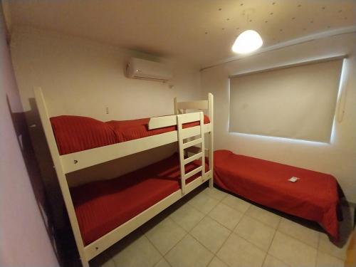 Двох'ярусне ліжко або двоярусні ліжка в номері Pacce Properties